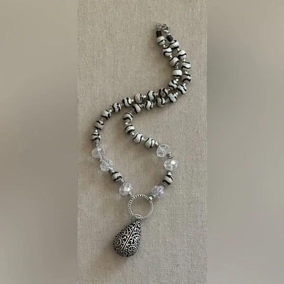 22-1/2 inch Wavy Tibetan Agate Faceted bead necklace NWOT - Picture 2 of 15